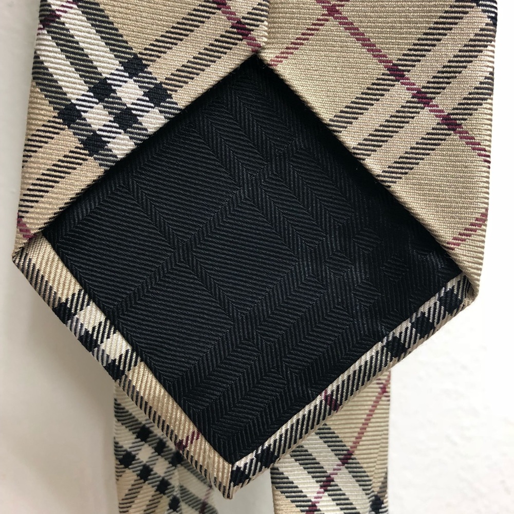 Burberry classic tie authentic